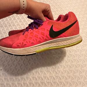Nike Women's Pink and Purple Athletic Shoes